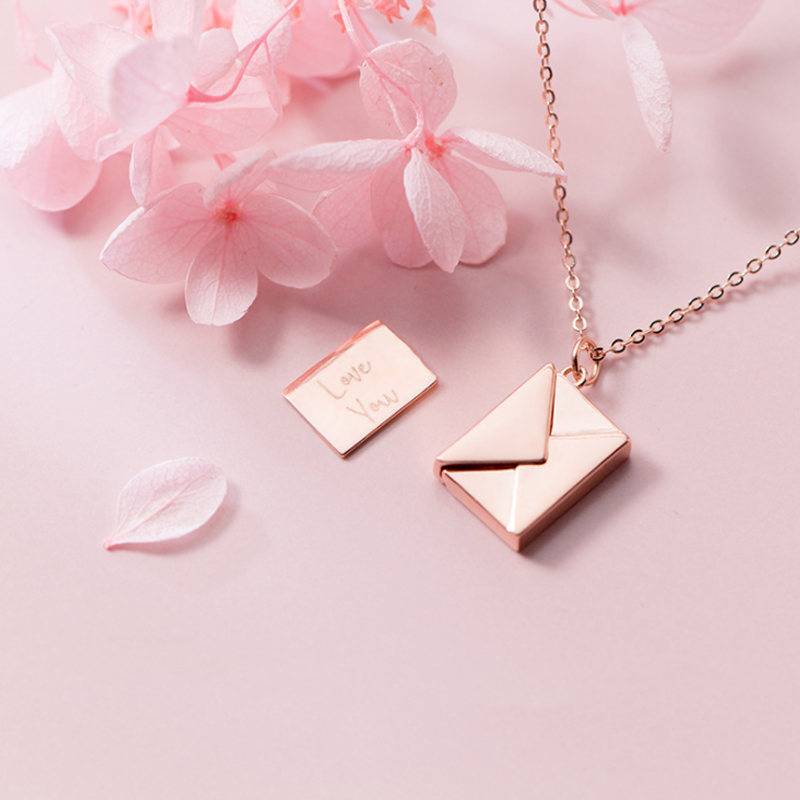 Kuverthalsband i metall, guld-silver-roséguld, kärlekskuvert, elegant och tidlös design, förmedlar kärleksbudskap.