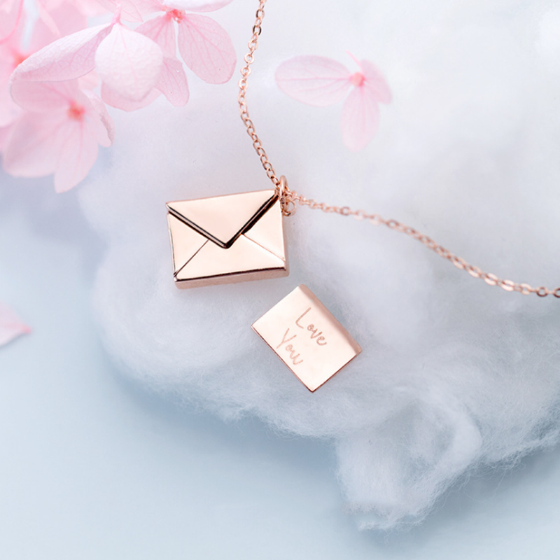 Kuverthalsband i metall, guld-silver-roséguld, kärlekskuvert, elegant och tidlös design, förmedlar kärleksbudskap.