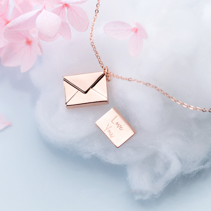 Kuverthalsband i metall, guld-silver-roséguld, kärlekskuvert, elegant och tidlös design, förmedlar kärleksbudskap.