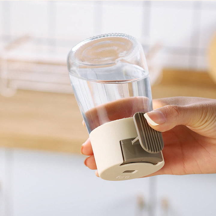 "Kvantitativ kryddflaska med tryckfunktion, elegant glasdesign, exakt dosering, köksprodukt, 180 ml kapacitet."