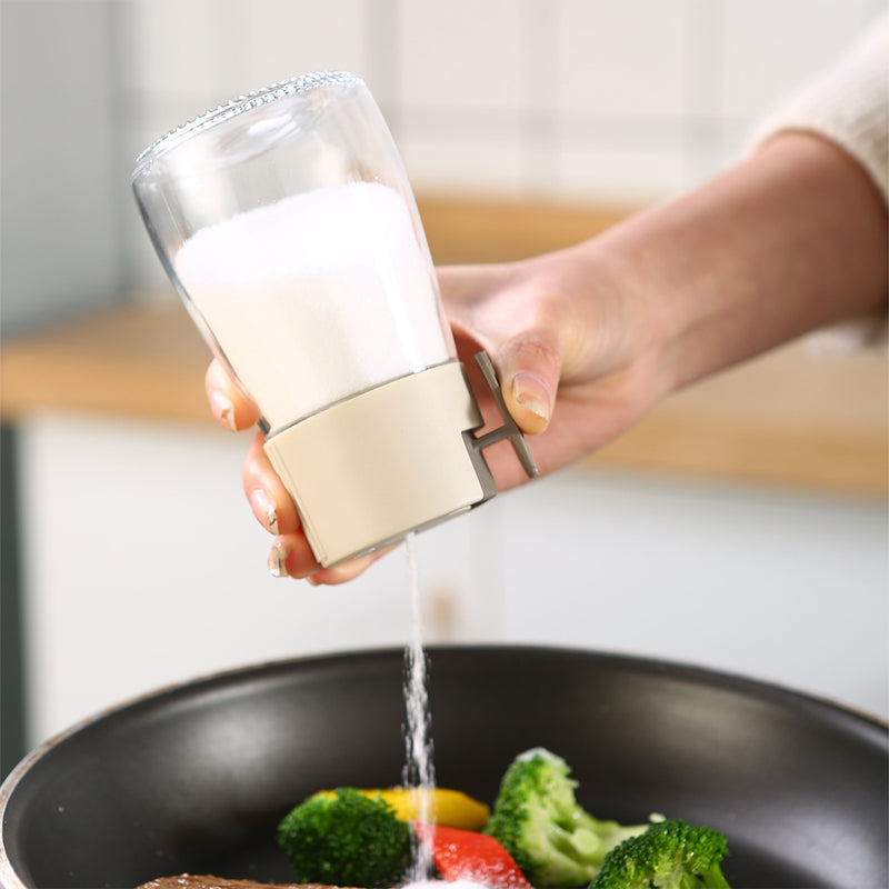 "Kvantitativ kryddflaska med tryckfunktion, elegant glasdesign, exakt dosering, köksprodukt, 180 ml kapacitet."
