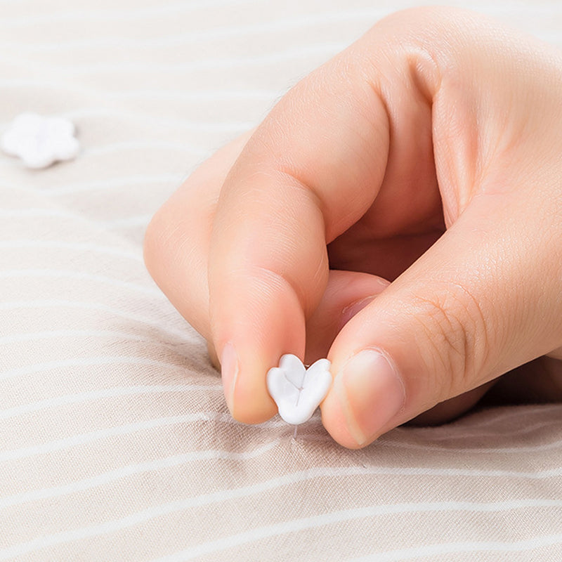 "Kviltning verktyg set med gummistift och självlysande lock i färgglad och funktionell design för enkelt tygfäste."