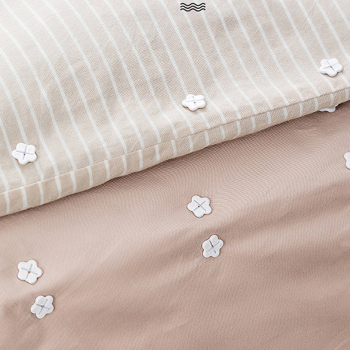 "Kviltning verktyg set med gummistift och självlysande lock i färgglad och funktionell design för enkelt tygfäste."