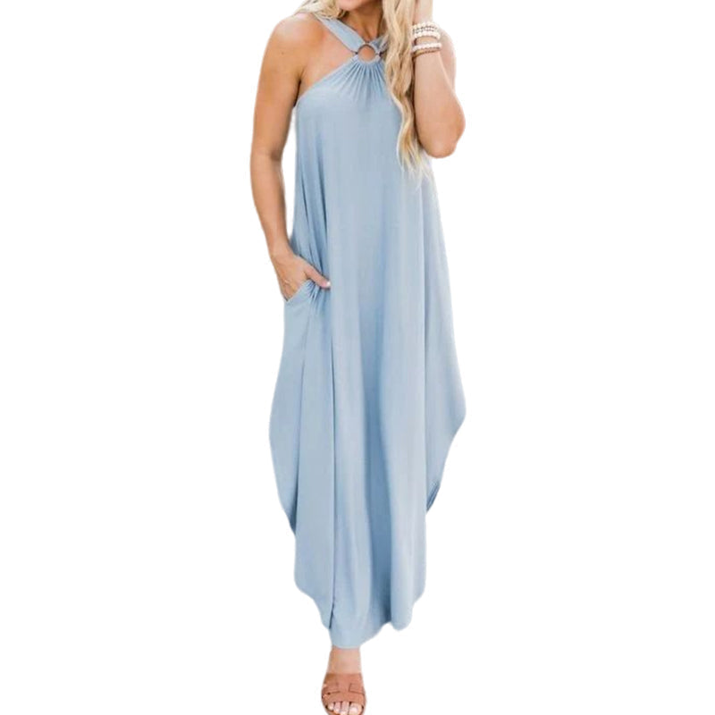 "Kvinna i elegant halterneck sommarklänning med utsvängd fåll, betonar feminin stil och smickrande siluett."