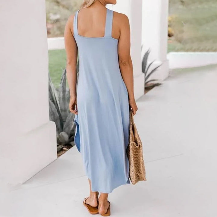 "Kvinna i elegant halterneck sommarklänning med utsvängd fåll, betonar feminin stil och smickrande siluett."