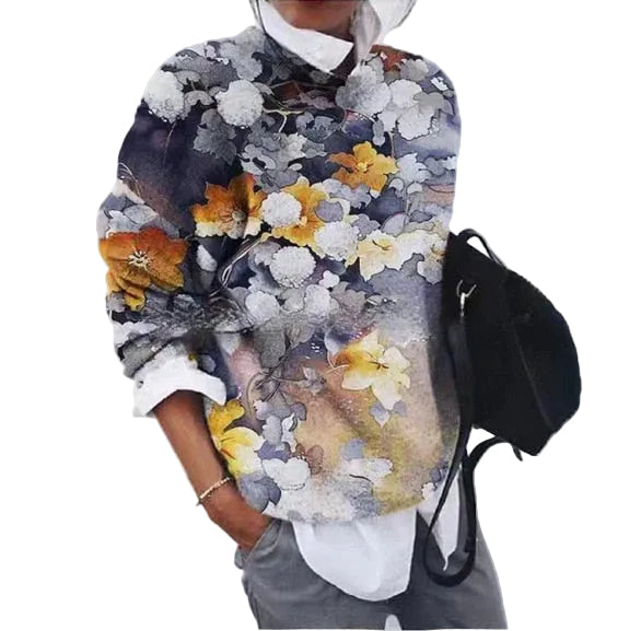 Kvinna i modern leopardmönstrad damtröja för höstmode med bekväm passform, vardagsstil.