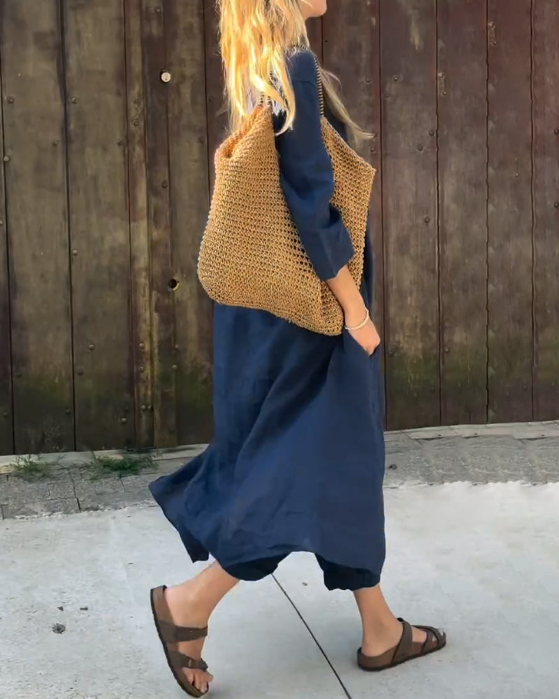 Modell visar blått tvådelat tunika- och byxset, bekvämt och stilrent dammode.