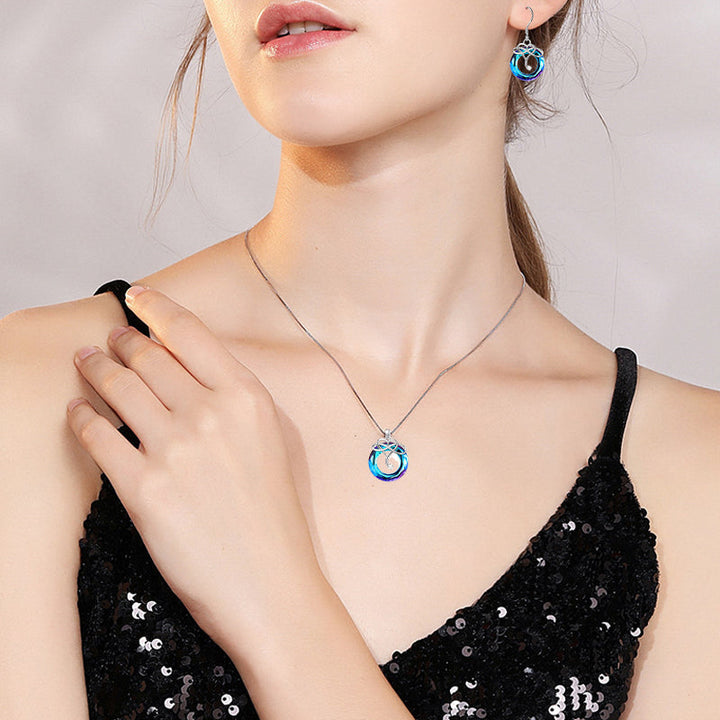 "Kvinna oändlighet halsband & örhängen set i silver och blått, elegant smyckesdesign för modern stil och tidlös charm."