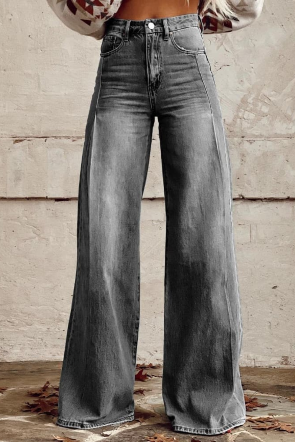 Kvinnomodell bär vardagsjeans med vida ben i denim, en trendig lös passform för den moderna kvinnan.