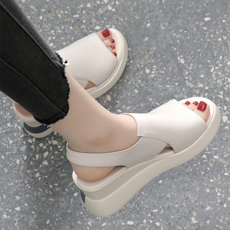 "Kvinners mjuka lädersandaler i svart och beige med 6,5 cm klack, smala remmar och ventilerande design för sommarkomfort."