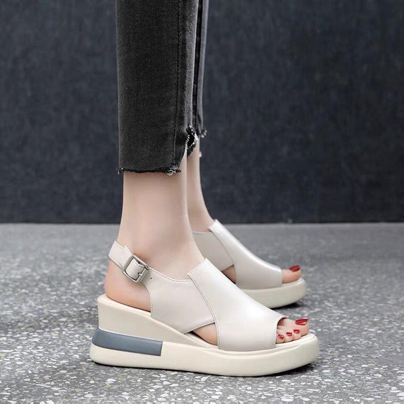 "Kvinners mjuka lädersandaler i svart och beige med 6,5 cm klack, smala remmar och ventilerande design för sommarkomfort."