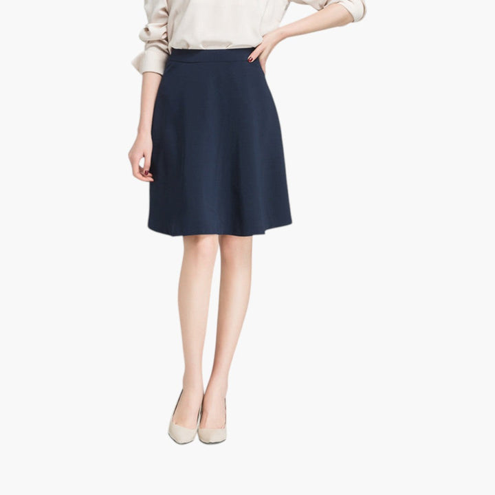 Smickrande högmidjad kjol. Knälång passform som lyfter kvinnlig elegans & stil.