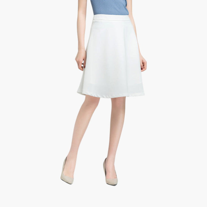 En elegant högmidjad kjol, knälång. Stilren & klassisk design som passar kvinnors mode.