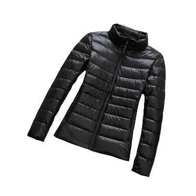 Kvinnlig modell bär svart ultralätt jacka, justerbar huva, dragkedja, höstmode.