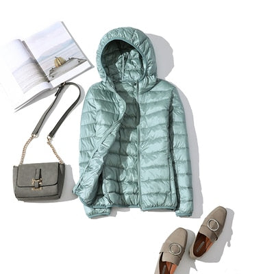 Kvinna går utomhus i en elegant, justerbar svart lättviktsjacka, höstmode, ytterplagg.