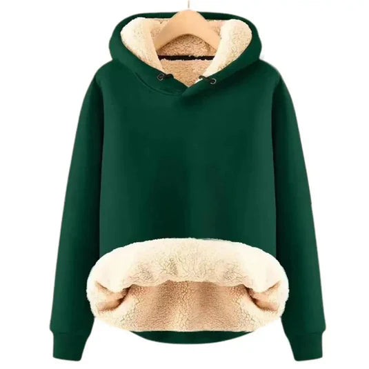 Kvinnlig modell framifrån i en bekväm fleecejacka med huva, lämplig för vardagsbruk under hösten.
