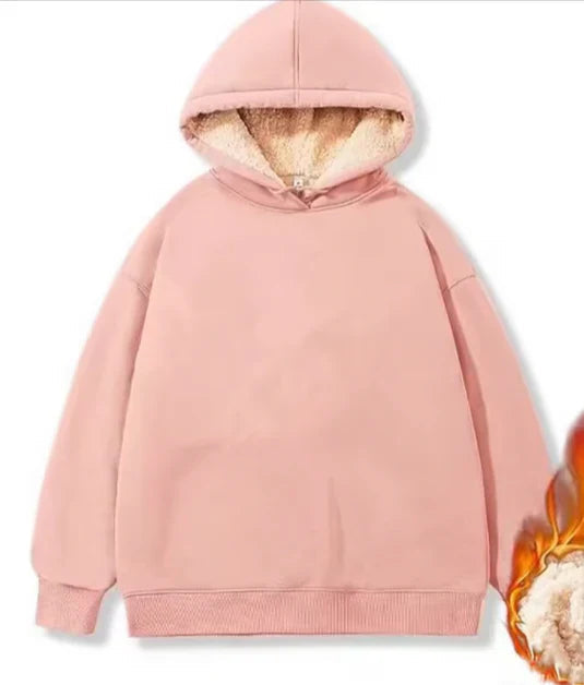 Närbild av fleecejackans varma material och huva, visar produktens kvalitet och komfort.