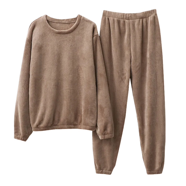 Kvinnlig modell i grått tvådelat lounge set av mjuk fleece för avslappnad stil hemma.