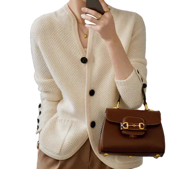Kvinnlig modell i klassisk beige stickad damkofta, mångsidig och bekväm för vardagsbruk. Tidlös stil.