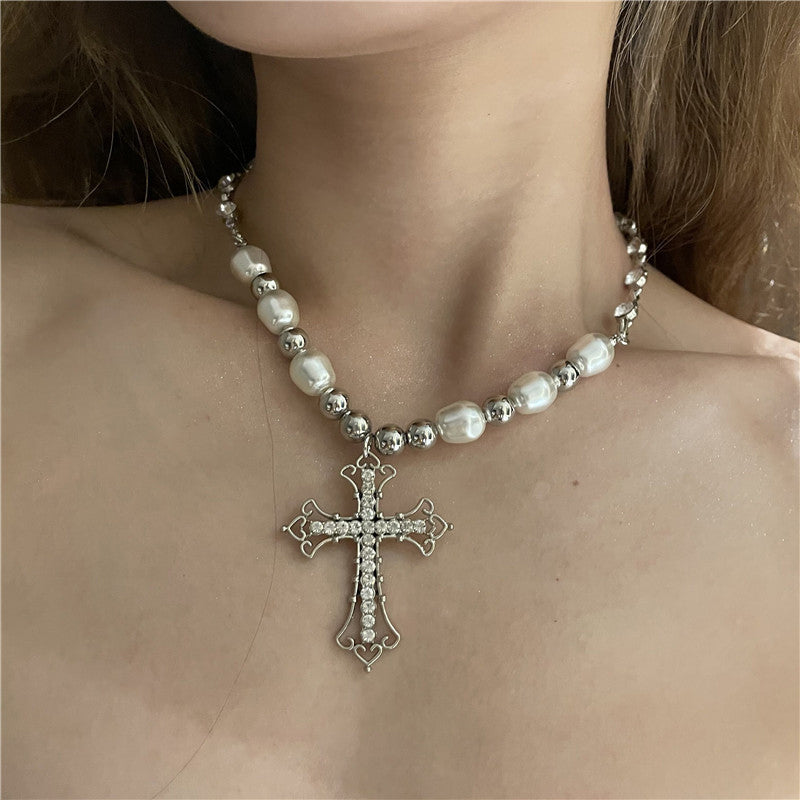 Kvinnligt vintage pärlhalsband med korsdetaljer, gotisk stil, elegans för vardag och fest, klassisk och unik look.