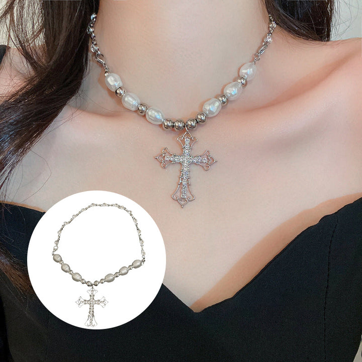 Kvinnligt vintage pärlhalsband med korsdetaljer, gotisk stil, elegans för vardag och fest, klassisk och unik look.