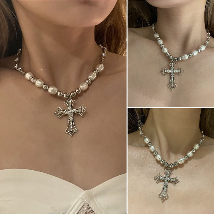 Kvinnligt vintage pärlhalsband med korsdetaljer, gotisk stil, elegans för vardag och fest, klassisk och unik look.