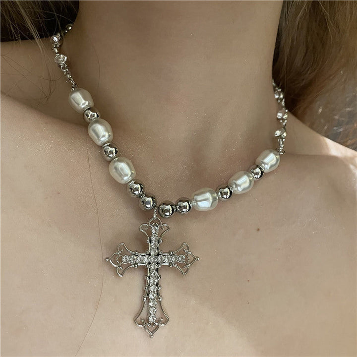 Kvinnligt vintage pärlhalsband med korsdetaljer, gotisk stil, elegans för vardag och fest, klassisk och unik look.
