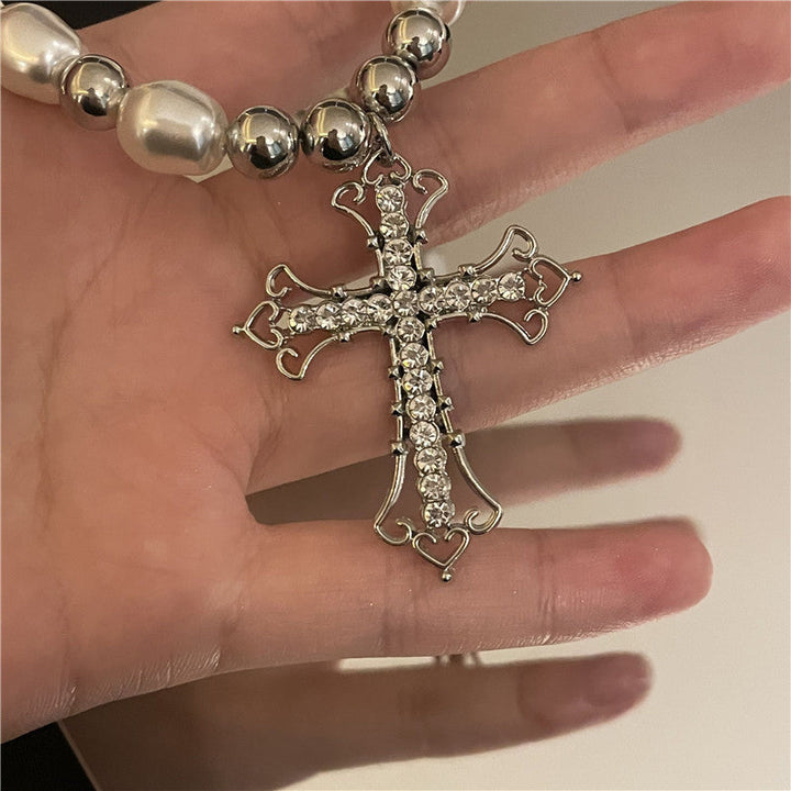 Kvinnligt vintage pärlhalsband med korsdetaljer, gotisk stil, elegans för vardag och fest, klassisk och unik look.