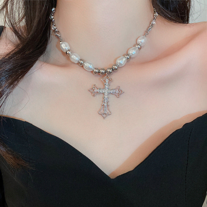 Kvinnligt vintage pärlhalsband med korsdetaljer, gotisk stil, elegans för vardag och fest, klassisk och unik look.