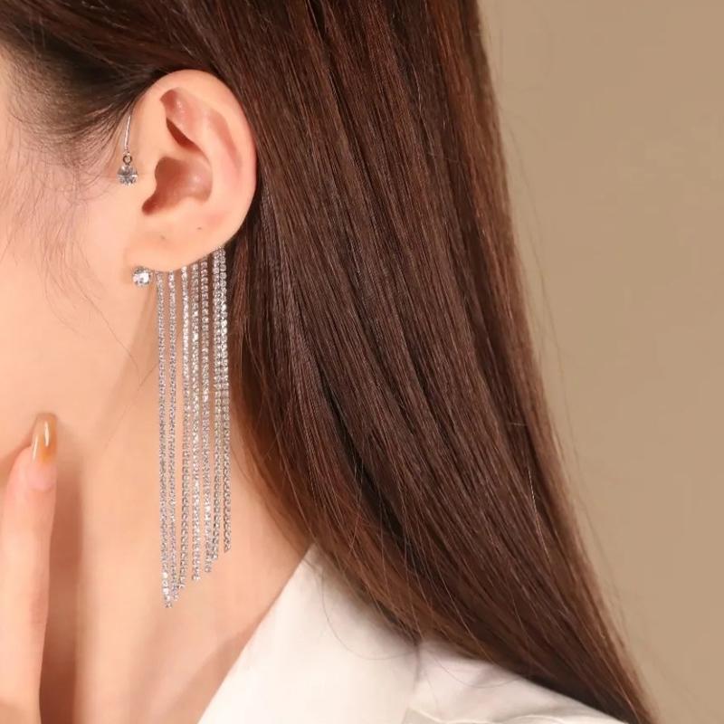 "Kvinnor glittrande diamant tofsörhängen i silver och guld, elegant och modern accessoar med gnistrande zirkoner."