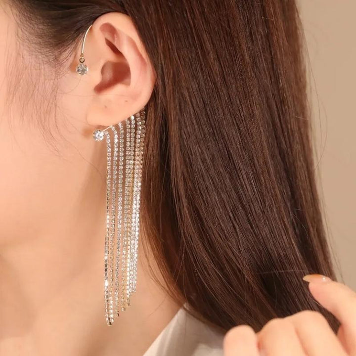 "Kvinnor glittrande diamant tofsörhängen i silver och guld, elegant och modern accessoar med gnistrande zirkoner."