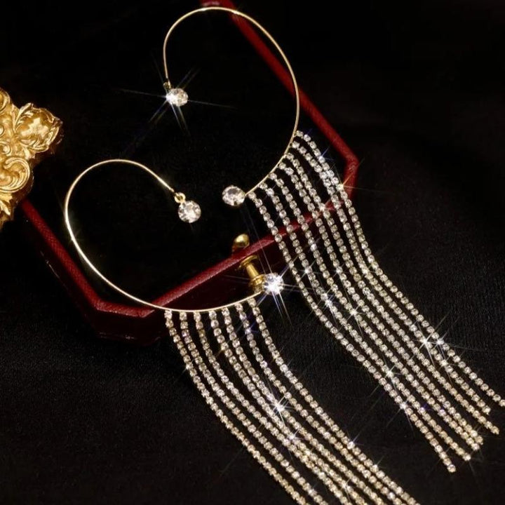 "Kvinnor glittrande diamant tofsörhängen i silver och guld, elegant och modern accessoar med gnistrande zirkoner."