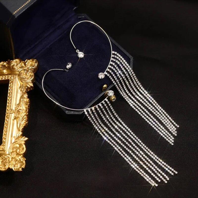 "Kvinnor glittrande diamant tofsörhängen i silver och guld, elegant och modern accessoar med gnistrande zirkoner."
