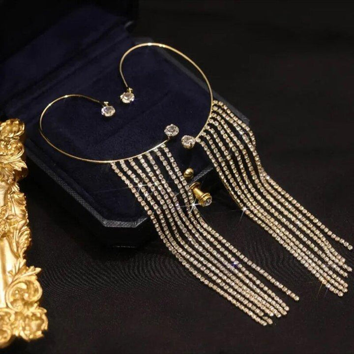 "Kvinnor glittrande diamant tofsörhängen i silver och guld, elegant och modern accessoar med gnistrande zirkoner."