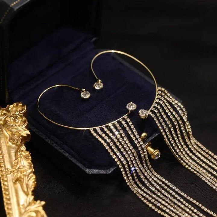 "Kvinnor glittrande diamant tofsörhängen i silver och guld, elegant och modern accessoar med gnistrande zirkoner."