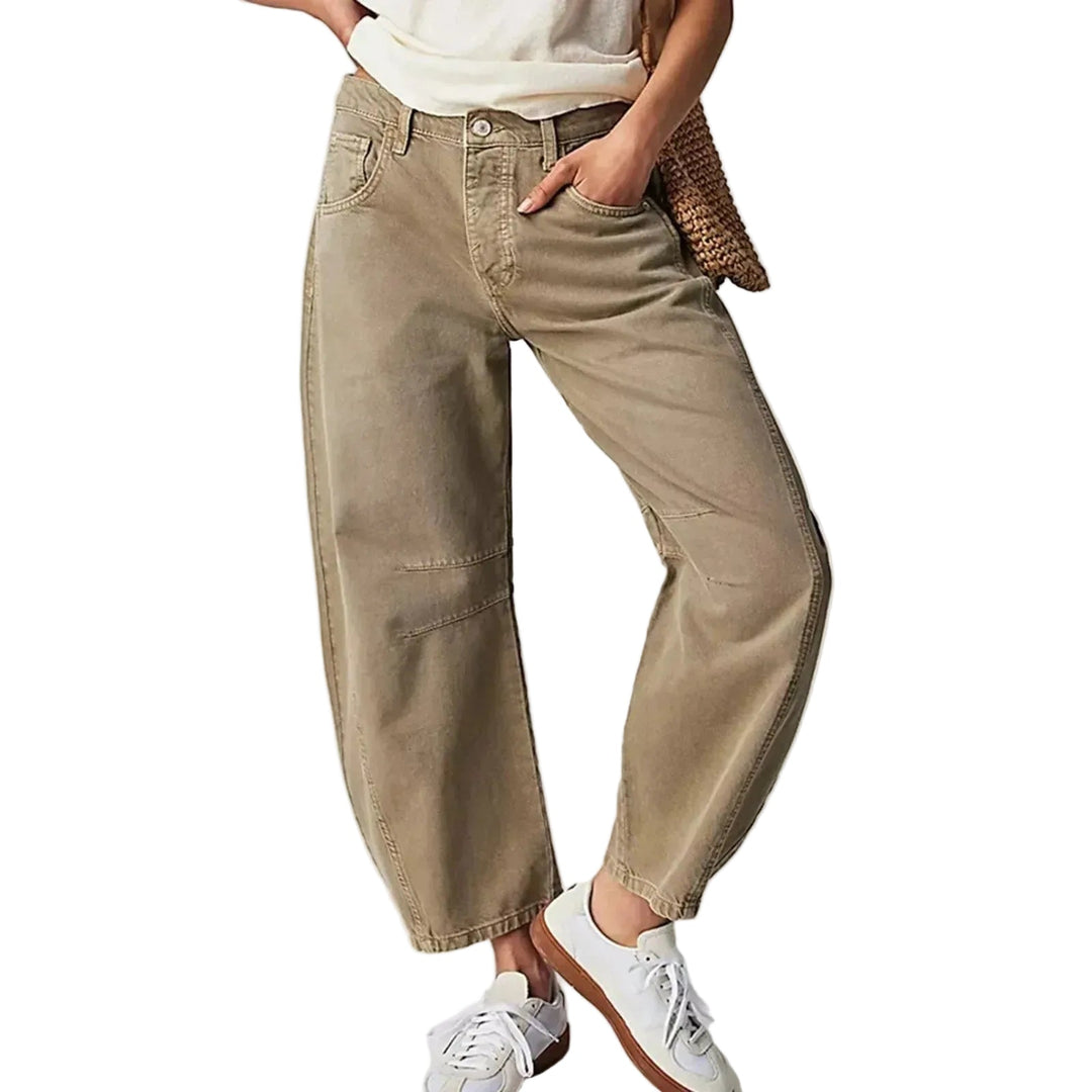 Kvinnor i svarta utsvängda jeans med låg midja, poserar bekvämt och modeinriktat.