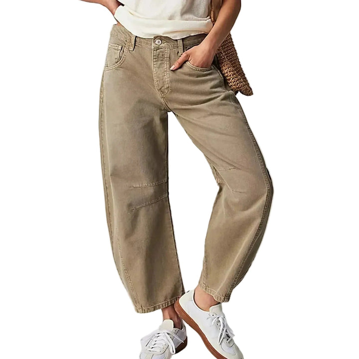 Kvinnor i svarta utsvängda jeans med låg midja, poserar bekvämt och modeinriktat.
