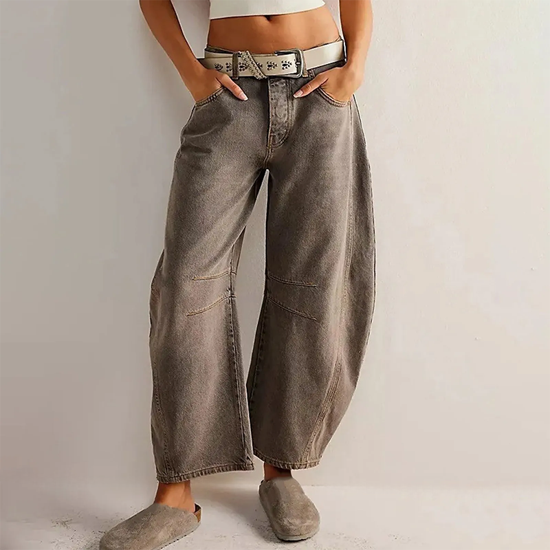 Bruna utsvängda jeans med låg midja för kvinnor, eleganta och bekväma för vardagsbruk.