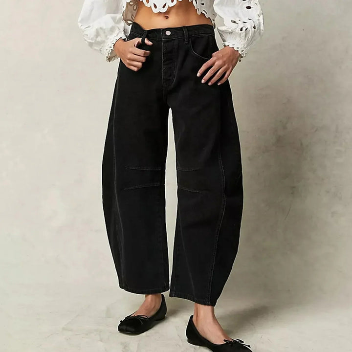 Utsvängda jeans för kvinnor med låg midja, i klassiska färger som svart, vitt, beige och brunt.