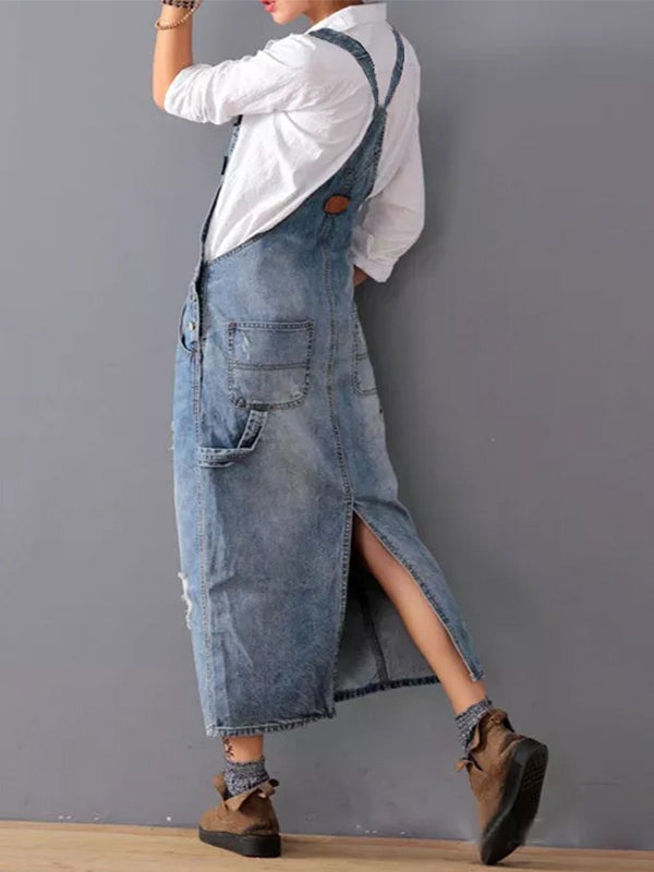 Bakvy av en kvinnors vintage denimklänning med avslappnad passform och smala axelband.