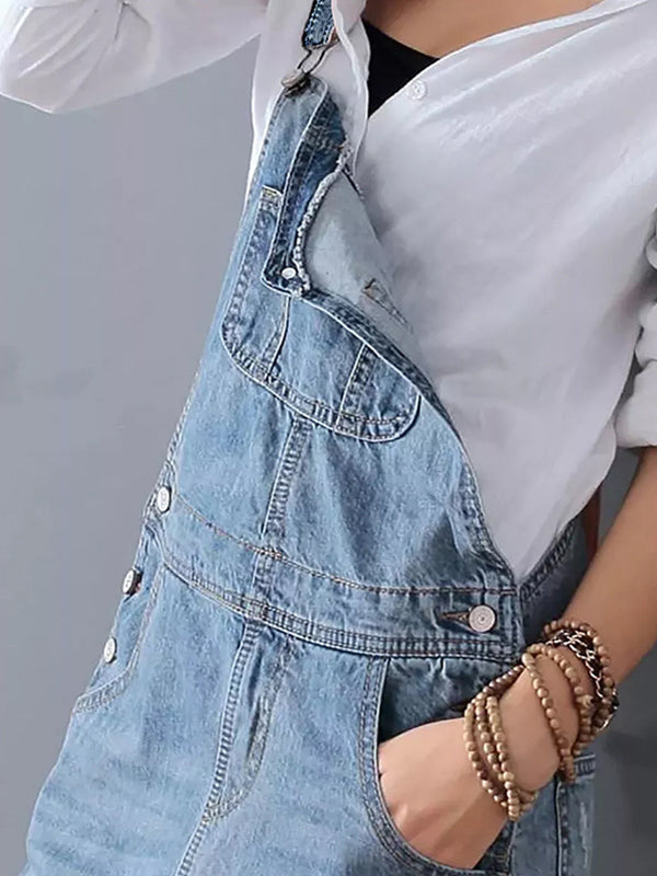 En kvinna bär en avslappnad jeansklänning i vintagestil, perfekt för vardagsbruk under sommaren.