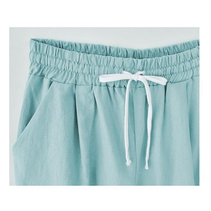 "Kvinnors avslappnade sommarshorts i polyester, löst sittande, olika färger, perfekt för vår och sommar."