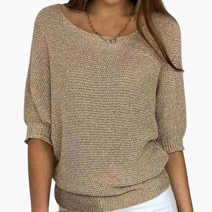 Mjuk, stickad damtröja med trekvartsärm och rund hals. Avslappnad passform, perfekt pullover för vardagsbruk.