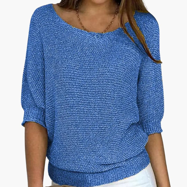 Damtröja med rund hals, trekvartsärmar och avslappnad passform. Modern stickad pullover, ett mångsidigt vardagsplagg.