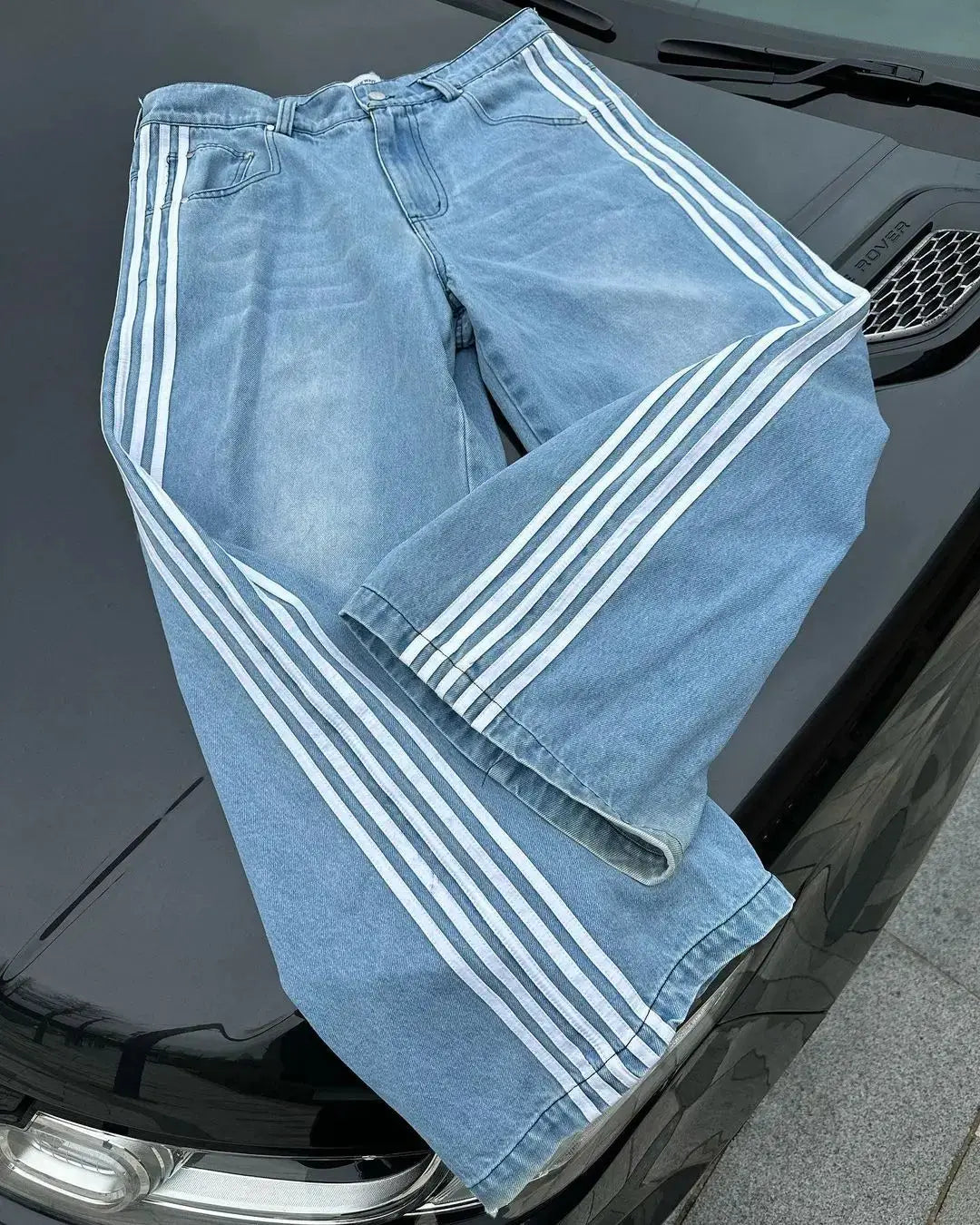 Kvinnors streetwear jeans, hög midja och avslappnad passform med framträdande sidränder