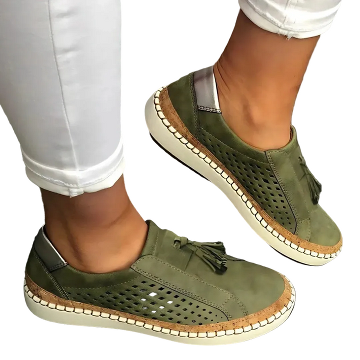 Kvinnors beiga slip-on sneakers med vit sula, perfekta för vardaglig komfort och stil. Lätta sommarskor.