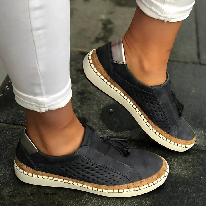 Närbild av ovandel på dam slip-on sneakers i textil, visar andningsbart material för fritidsskor.