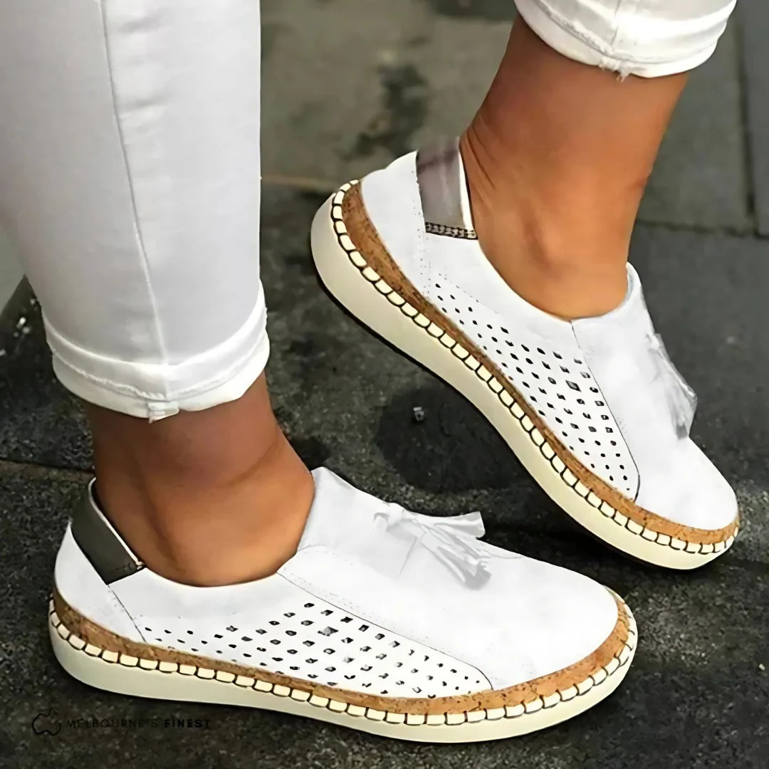 Kvinnors sommarskor: slip-on sneakers i en elegant färg, idealiska för en aktiv och snygg look.