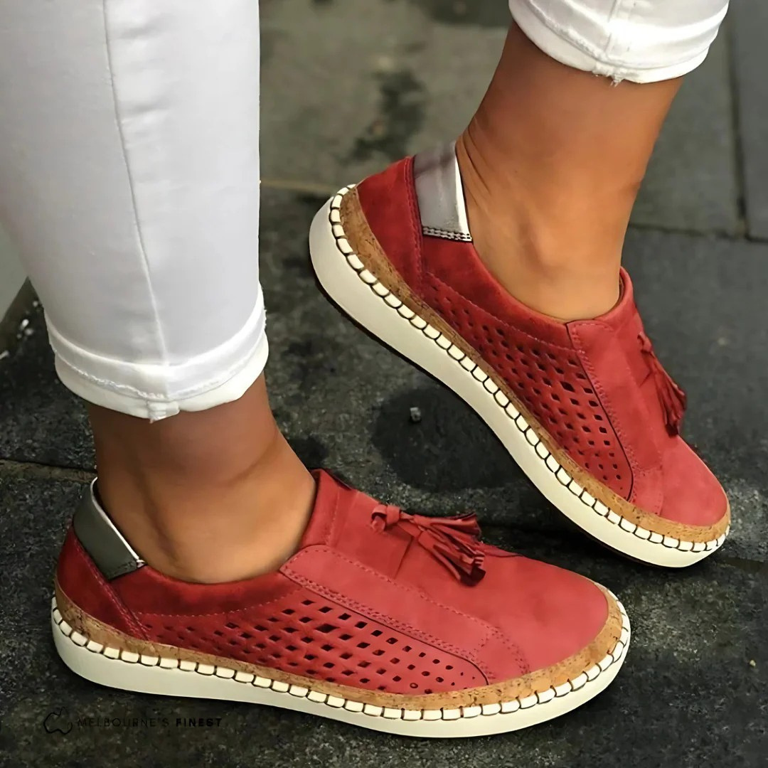 Bakifrån bild av slip-on sneakers för dam i ljus färg, visar den lättburna och bekväma stilen.
