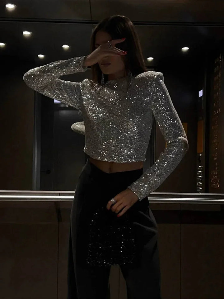 Glittrig svart långärmad paljettopp för kvinnor, en glamourös beskuren festtopp.